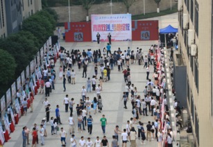 激發(fā)科研人員創(chuàng  )新創(chuàng  )業(yè)積極性的前提,激發(fā)學(xué)生創(chuàng  )新創(chuàng  )業(yè)活力,激發(fā)學(xué)生的積極性