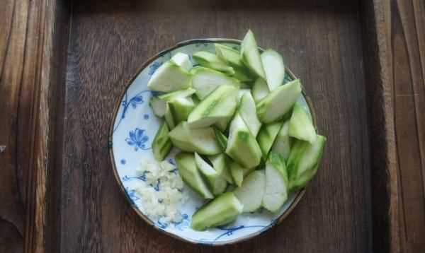 炒絲瓜怎么炒好吃,怎么炒絲瓜好吃又簡(jiǎn)單竅門圖1