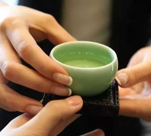 給領(lǐng)導(dǎo)倒水注意事項
