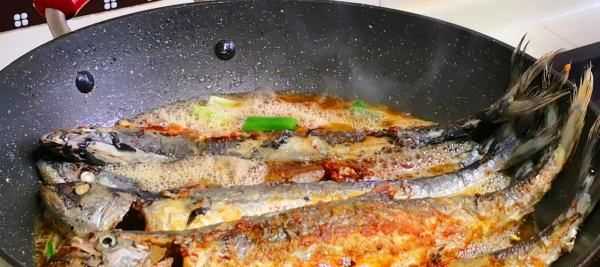 燉鯽魚(yú)能放料酒,燉魚(yú)時(shí)為了避免腥味圖5
