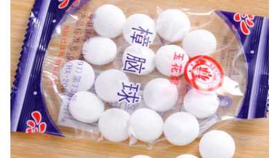 樟腦丸能殺蟑螂,樟腦丸能驅趕蟑螂和蜈蚣嗎圖1