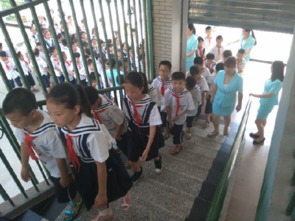 學(xué)校學(xué)生上下樓梯安全知識