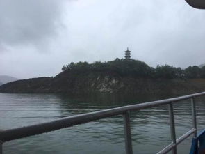 關(guān)于雨中游湖古詩(shī)句