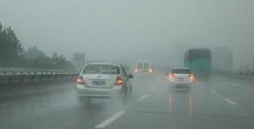 雨天高速公路行車(chē)注意事項,夜晚雨天高速行車(chē)注意事項,雨天高速路行駛注意事項