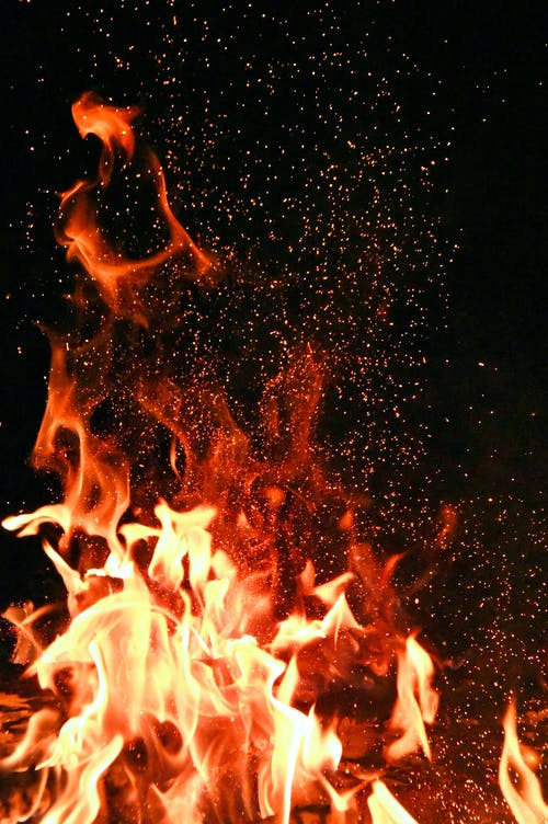 那夜，殘燈陪伴著(zhù)我隨筆300字