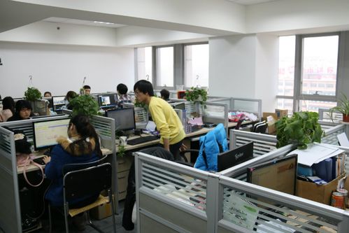 在一家電商公司做設(shè)計師，待遇不錯，但覺得該公司的企業(yè)文化不適合自己，比如要喊口號，時不時要團(tuán)隊(duì)PK